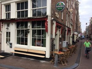 gevelbanken van Amsterbankje bij cafe Sonneveld in Amsterdam (Jordaan)